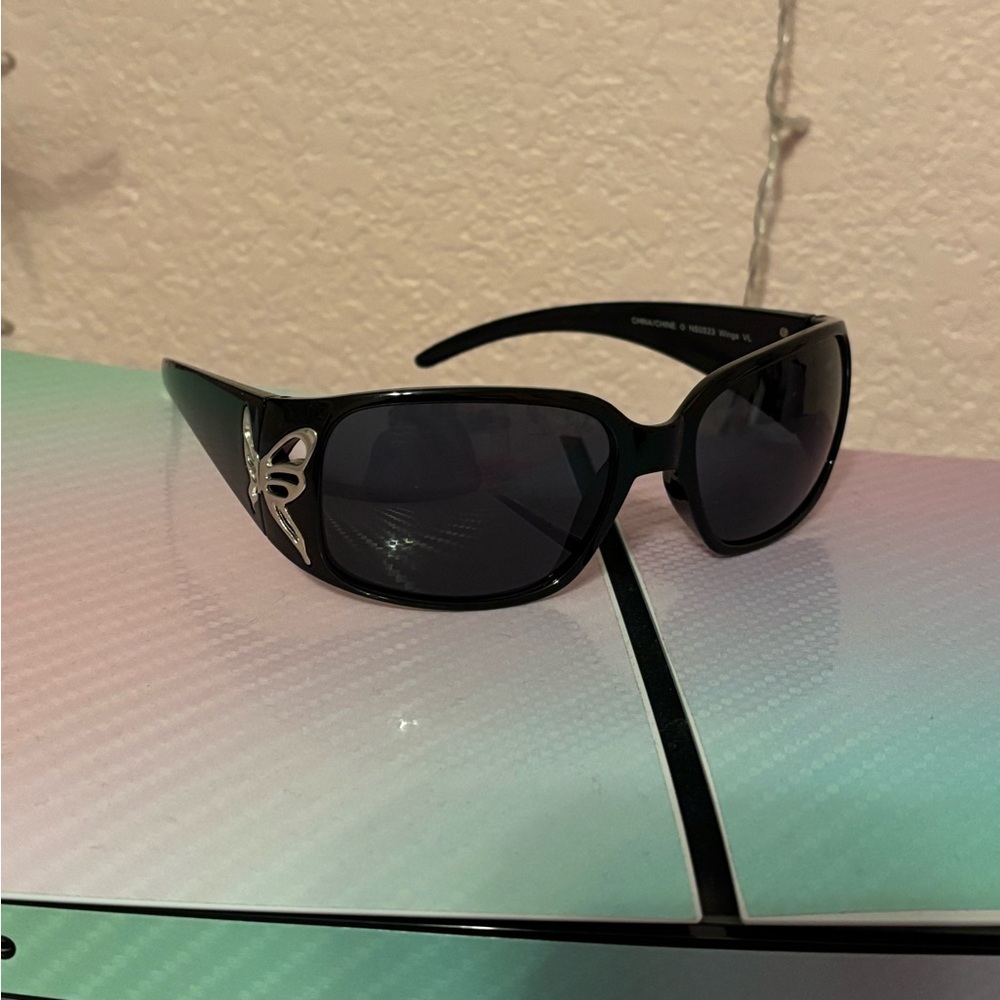 SOLD-Y2K Butterfly Detail Sunglasses